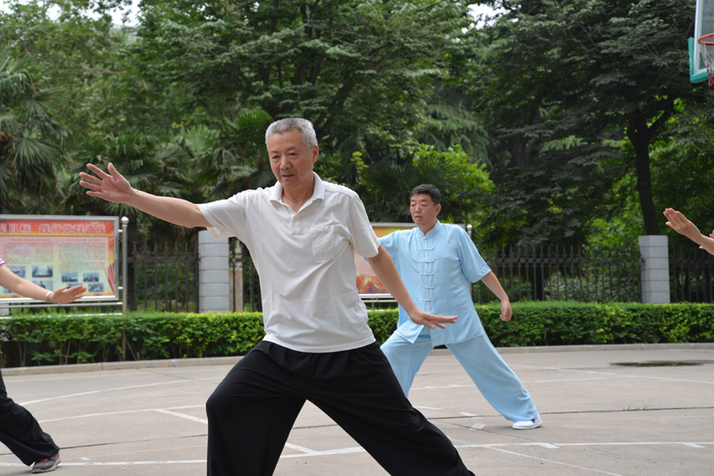聘請(qǐng)陳式太極拳知名教練教學(xué)，開(kāi)展太極拳興趣小組活動(dòng)。