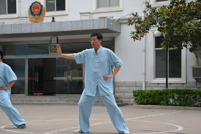 聘請(qǐng)陳式太極拳知名教練教學(xué)，開(kāi)展太極拳興趣小組活動(dòng)。