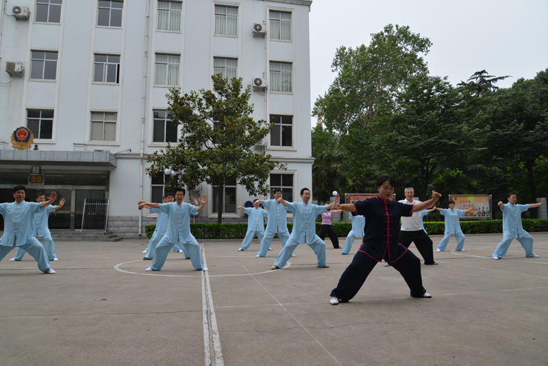 聘請(qǐng)陳式太極拳知名教練教學(xué)，開(kāi)展太極拳興趣小組活動(dòng)。