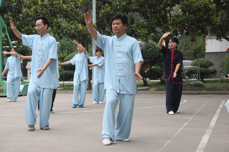 聘請(qǐng)陳式太極拳知名教練教學(xué)，開(kāi)展太極拳興趣小組活動(dòng)。