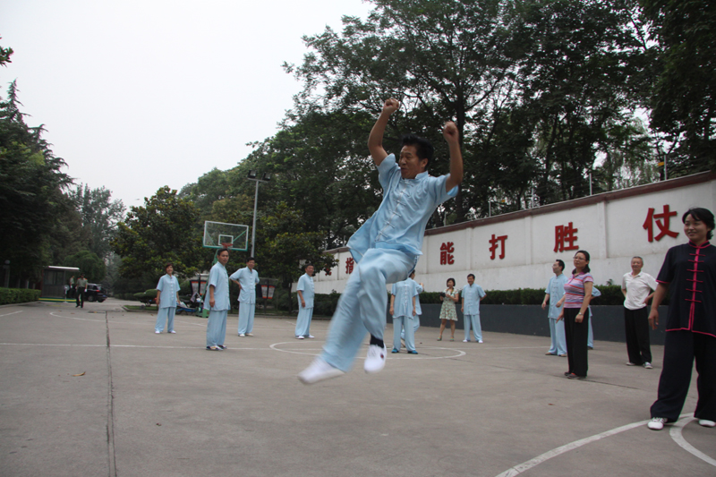 聘請(qǐng)陳式太極拳知名教練教學(xué)，開(kāi)展太極拳興趣小組活動(dòng)。